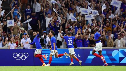 Alexandre Lacazette célèbre son but, le premier de la partie, entre la France et les Etats-Unis le 24 juillet 2024 à Marseille. (CLEMENT MAHOUDEAU / AFP)