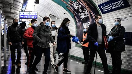 Des usagers du métro à Paris, le 14 mai 2020.&nbsp; (PHILIPPE LOPEZ / AFP)