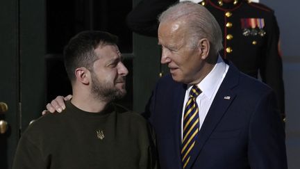 Le président ukrainien, Volodymyr Zelensky (à gauche), a été reçu par son homologue américain, Joe Biden, à Washington (Etats-Unis), le 21 décembre 2022. (OLIVIER DOULIERY / AFP)