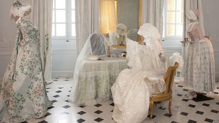 Les personnages de papier figurant la reine et ses femmes de chambre.
 (EPV/Christian Milet)