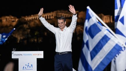 Le Premier ministre grec, Kyriakos Mitsotakis, à la tribune à Athènes le 19 mai 2023 (ARIS MESSINIS / AFP)