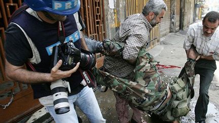 aide des civils à Tripoli (Liban) à porter un officier de l'armée tué lors de heurts entre les forces militaires libanaises et le groupe palestinien Fatah al-Islam, proche d'Al Qaïda, le 20 mai 2007.

L’armée a lancé une attaque contre le camp de Nahr al Bared où s’étaient réfugiés des membres du groupe.

En 2007, le camp a été dévasté lors des combats avec l’armée. 400 personnes ont été tuées, dont 170 soldats. (AFP PHOTO/RAMZI HAIDAR)