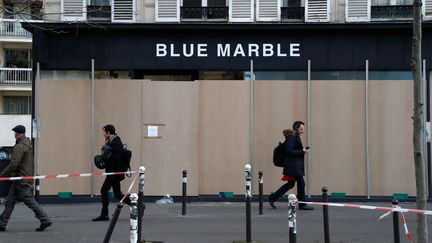 Des passants devant une boutique parisienne, le 17 décembre 2019. (FRANCOIS GUILLOT / AFP)