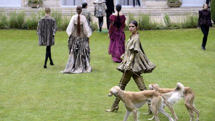 Frank Sorbier a choisi le jardin de l'ambassade de Suisse pour présenter sa collection haute couture inspirée du Moyen-Age.
 (M. Bureau/AFP)