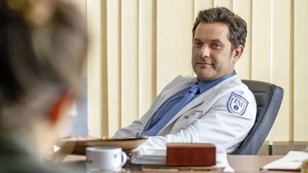 Joshua Jackson incarne le Docteur Death (PEACOCK / EPISODIC)