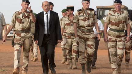 Le ministre de la D&eacute;fense, Jean-Yves Le Drian, rend visite aux troupes fran&ccedil;aises de l'op&eacute;ration Serval au Mali, le 22 septembre 2013, &agrave; Gao (Mali). (JEAN-FRANCOIS D'ARCANGUES / ECPAD / AFP)