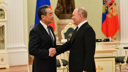 Wang Yi, ancien chef de la diplomatie chinoise et directeur du bureau central des affaires étrangères du Parti communiste chinois, rencontre le président russe Vladimir Poutine à Moscou (Russie), le 22 février 2023. (CAO YANG / XINHUA / AFP)