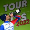 Le coureur français Thibaut Pinot célèbre, au champagne, sa victoire d'étape&nbsp;sur le Tour des Alpes, le 22 avril 2022 à Linz, en Autriche. (TIM DE WAELE / GETTY IMAGES)