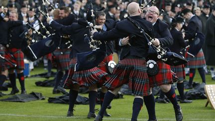 Des membres de la&nbsp;Field Marshal Montgomery Pipe Band c&eacute;l&egrave;brent leur victoire au championnat du monde de cornemuse &agrave; Glasgow (Royaume-Uni), le 16 ao&ucirc;t 2014. (RUSSELL CHEYNE / REUTERS)