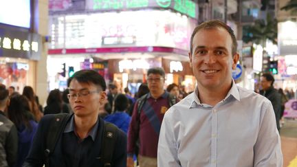 Nicolas Massé à Hong Kong :&nbsp;"Au siège de la compagnie, il y a beaucoup de Hongkongais, d'Anglais, ancienne colonie oblige, et de plus en plus de gens du monde entier&nbsp;: ma collègue dans le bureau est Sud-Africaine, une autre Italienne" (Photo Emmanuel Langlois)