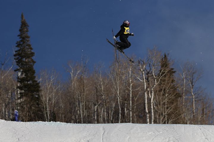 La Française Tess Ledeux sur l'épreuve de big air de la coupe du monde de Steambot Resort (Etats-Unis) le 4 décembre 2021. (CHRISTIAN PETERSEN / GETTY IMAGES NORTH AMERICA)