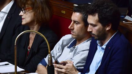 François Ruffin (au centre) et Bastien Lachaud (à droite) sur les bancs de l'Assemblée nationale, le 4 juillet 2017 à Paris. (MARTIN BUREAU / AFP)