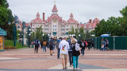 Des personnes visitent Disneyland Paris, le 15 juillet 2020, à l'occasion de la réouverture du parc après quatre mois de fermeture en raison de la crise sanitaire. (SANDRINE MARTY / HANS LUCAS / AFP)