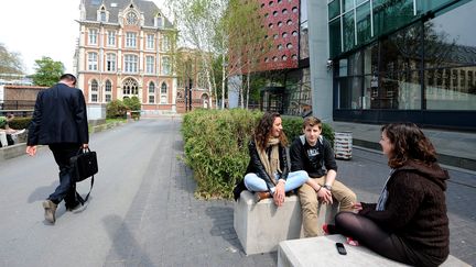 Des &eacute;tudiants font une pause devant la facult&eacute; catholique de Lille (Nord), le 5 juin 2013. (MAXPPP)