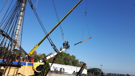 Une partie de la mâture de l’Hermione a été retirée pour l’entretien saisonnier. (GREGOIRE LECALOT / RADIO FRANCE)