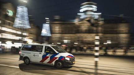 Un véhicule de police à Amsterdam (Pays-Bas) dans la nuit du 7 au 8 novembre 2024, alors que des supporters israéliens sont agressés dans les rues. (ANP MAG / AFP)