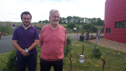 Bertrand Couly (à droite) et son fils Vincent, vignerons à Chinon. (GAELE JOLY / RADIO FRANCE)