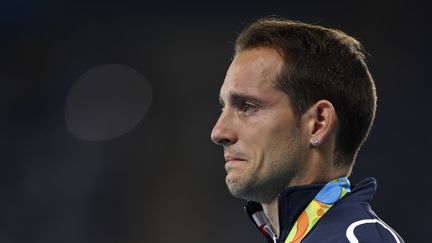 Vice-champion olympique, le perchiste français Renaud Lavillenie est ému aux larmes après avoir été hué durant la cérémonie de remise des médailles, mardi 16 août, lors des Jeux olympiques de Rio (Brésil). (FABRICE COFFRINI / AFP)