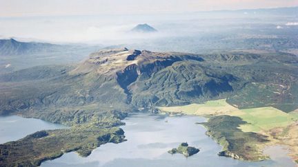 Le mont Tarawera et le lac Rotomahana, dans le centre de l'île du nord de la Nouvelle-Zélande, le 13 juin 2011. (GNS SCIENCE / EPA/GNS SCIENCE)