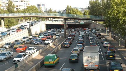 Paris d&eacute;tient&nbsp;le triste titre de champion national de l'incivilit&eacute; au volant, suivi par Marseille et Nice, selon le magazine "Auto Plus". (JEAN AYISSI / AFP)