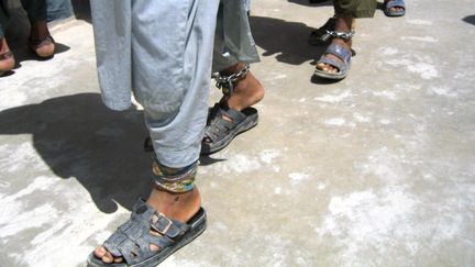 Des suspects talibans dans une prison &agrave; Kandahar (Afghanistan), le 22 juin 2005. (HAMED ZALMY / AFP)