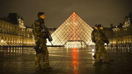 Des soldats fran&ccedil;ais patrouillent devant le mus&eacute;e du Louvre (Paris), dans le cadre du plan Vigipirate, le 24 mars 2015. (JOEL SAGET / AFP)