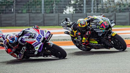 L'Espagnol Jorge Martin (à gauche) à l'attaque de l'Italien Marco Bezzechi (à droite) sur le circuit de Buddh (Inde), le 22 septembre 2023. (GIGI SOLDANO / AFP)