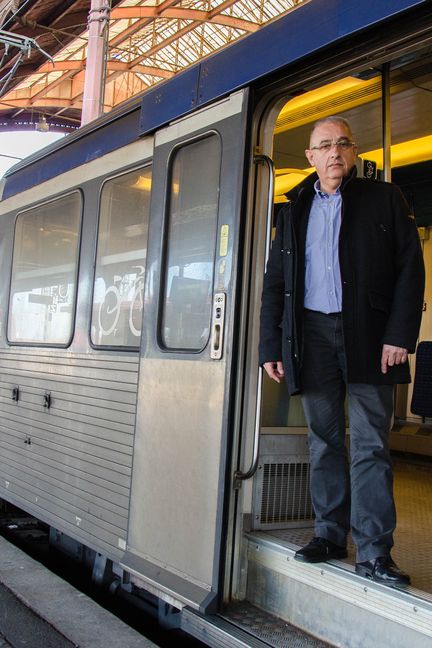 Guy Wittmann, contrôleur à la SNCF, se tient dans un train à la gare de Strasbourg (Bas-Rhin), le 14 mars 2018. (YANN THOMPSON / FRANCEINFO)