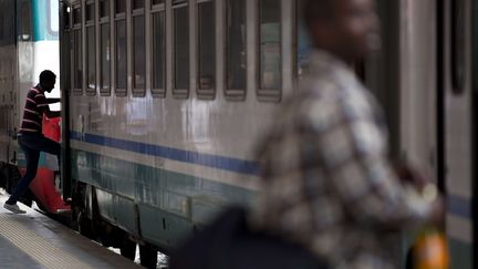 Mais pour beaucoup, le voyage n'est pas termin&eacute;. A la gare Termini de Rome, des migrants montent dans un train vers Vintimille pr&egrave;s de la fronti&egrave;re fran&ccedil;aise le 13 juin 2015. Les villes italiennes ont du g&eacute;rer les flux de migrants en provenance de Sicile. Parmi eux, nombreux sont ceux qui cherchent &agrave; rejoindre des amis ou des parents dans le nord de l'Europe.&nbsp; (ALESSANDRA TARANTINO /AP/SIPA)