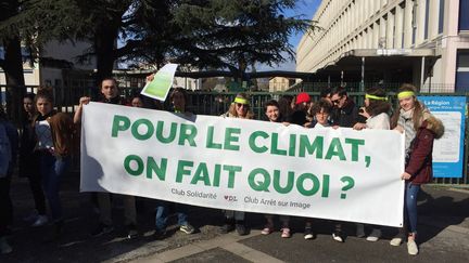 Chaque mercredi depuis le mois de janvier, à la récréaction,&nbsp;une cinquantaine d'élèves du lycée Camille Vernet de Valence se rassemblent pour le climat. (BORIS LOUMAGNE / RADIO FRANCE)