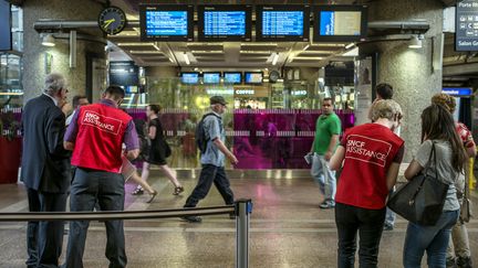 Des employ&eacute;s de la SNCF orientent des usagers &agrave; la gare Part-Dieu, &agrave; Lyon (Rh&ocirc;ne), le 11 juin 2014, au premier jour d'un mouvement de gr&egrave;ve des cheminots. (JEFF PACHOUD / AFP)