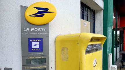 Une agence postale avec une boite aux lettres. Photo d'illustration. (EMMANUEL CLAVERIE / FRANCE-BLEU PÉRIGORD)