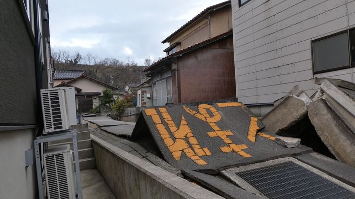 Les séismes de début janvier ont laissé de nombreuses routes éventrées dans la zone de Nishiaraya, dans le département d’Ishikawa (Karyn Nishimura / RADIO FRANCE)