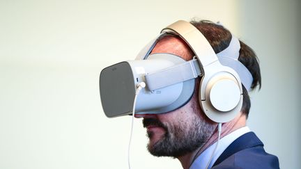 Un homme avec un casque de réalité virtuelle. Photo d'illustration. (LISE ASERUD / NTB SCANPIX)