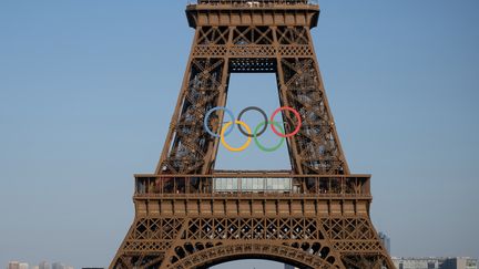 La Tour Eiffel avec les anneaux olympiques, le 24 juin 2024, à Paris. (JOSSELIN CLAIR / MAXPPP)