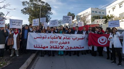 Manifestation de médecins en colère à Tunis (Tunisie), le 8 février 2017. (AMINE LANDOULSI / ANADOLU AGENCY)