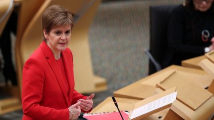 La Première ministre Nicola Sturgeon au Parlement écossais, à Edimbourg (Royaume-Uni), le 22 décembre 2020. (RUSSELL CHEYNE / POOL)