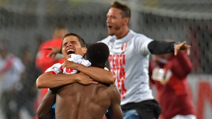 Les joueurs péruviens Miguel Trauco et Luis Advincula fêtent la qualification pour la Coupe du monde, le 15 novembre 2017 à Lima (Pérou). (LUKA GONZALES / AFP)