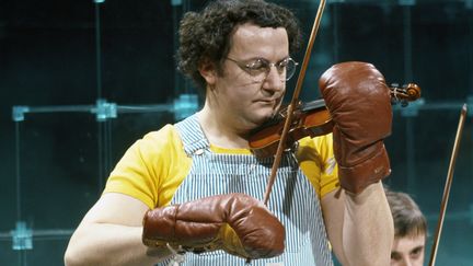 Coluche enregistre un sketch musical pour l'émission "Numéro un" (1977)
 (JACQUES CHEVRY / Ina / AFP )