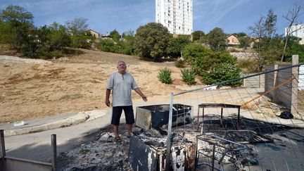 Des habitants d'une cit&eacute; marseillaise&nbsp;ont chass&eacute;s les Roms d'un campement avant d'y mettre le feu, jeudi 27 septembre 2012. (ANNE-CHRISTINE POUJOULAT / AFP)