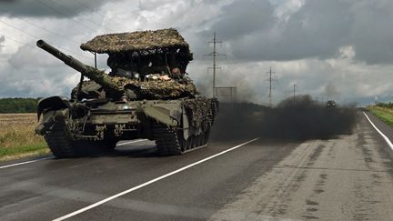 Un tank près de la ville de Soudja, en Russie, le 8 août 2024. (ANATOLIY ZHDANOV / KOMMERSANT PHOTO / AFP)