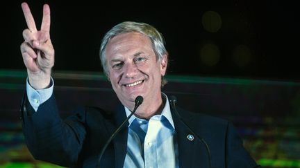 Le candidat d'extrême droite&nbsp;José Antonio Kast, le 21 novembre 2021 à Santiago (Chili). (ERNESTO BENAVIDES / AFP)