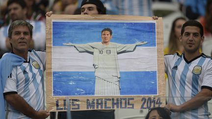 Les supporters argentins brandissent un portrait de Lionel Messi en Christ r&eacute;demepteur, le 9 juillet 2014, &agrave; Sao Paulo (Br&eacute;sil). (JUAN MABROMATA / AFP)