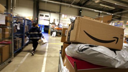 Un colis Amazon transite&nbsp;dans un centre de tri de la Poste à Audincourt (Doubs). ((LIONEL VADAM / MAXPPP))