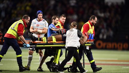 Samuel Ezeala évacué sur civière le 7 janvier dernier après un choc lors du match Racing 92-Clermont. (CHRISTOPHE SIMON / AFP)