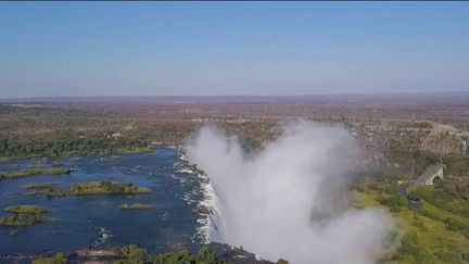 Les chutes Victoria marquent la frontière entre la Zambie et le Zimbabwe. Le feuilleton du 13h vous emmène dans ce vertigineux joyau de la nature, appelé "la fumée qui gronde", dans la langue locale.&nbsp; (CAPTURE ECRAN FRANCE 2)