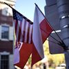 Des drapeaux américains et polonais installés dans une rue de Philadelphie, en Pennsylvanie (Etats-Unis), le 26 octobre 2024. (PIERRE-LOUIS CARON / FRANCEINFO)