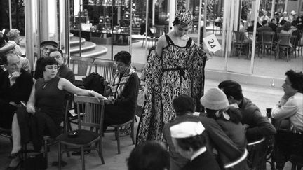 « Le 5 février 1954, rue Cambon, les grands miroirs ont retrouvé la foule énorme de ceux qu’elle avait invités à son retour. Mademoiselle fit un flop. Elle prépara sa collection d’hiver avec obstination » précise-t-il. 
 (Willy Rizzo)