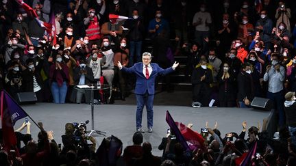 Le chef de file de La France insoumise, Jean-Luc Mélenchon, le 13 février 2022 lors d'un meeting à Montpellier (Hérault). (PASCAL GUYOT / AFP)