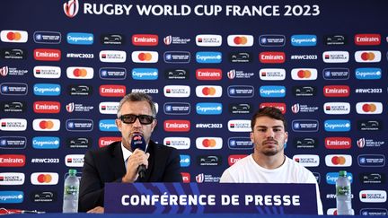 Le sélectionneur du XV de France, Fabien Galthié, en compagnie du capitaine Antoine Dupont, le 6 septembre 2023, lors d'une conférence de presse à Rueil-Malmaison (Hauts-de-Seine). (ANNE-CHRISTINE POUJOULAT / AFP)